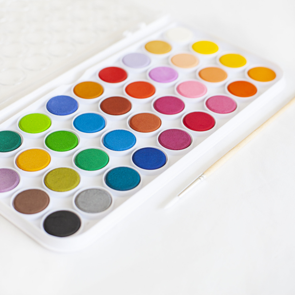 จานสีน้ำ 36 สีวางเอียงบนพื้นสีขาว